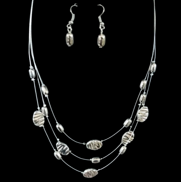 NWT Paparazzi Elegant Silver Necklace and Earring Set. - Picture 1 of 8